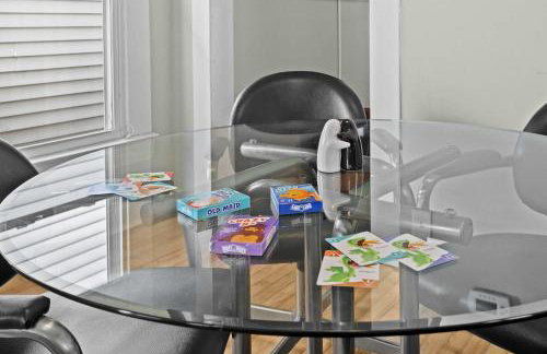 Cozy Downtown Stay w Private Backyard & Parking - Foto 6