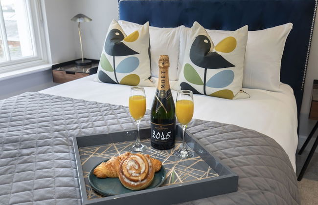 Elliot Oliver - Luxury 3 Bedroom Town Centre Apartment With Parking - Photo 22