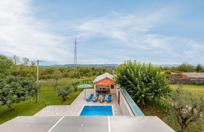 Stylish Villa With Swimming Pool and Garden - Photo 40