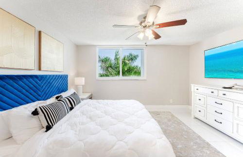 Across from Beach | Balcony • Pool • Parking • 2BR - Foto 35