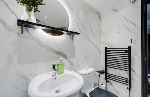 Liverpool Warehouse Flat - Sleeps 5, WiFi, Free On-Site Parking - Foto 25