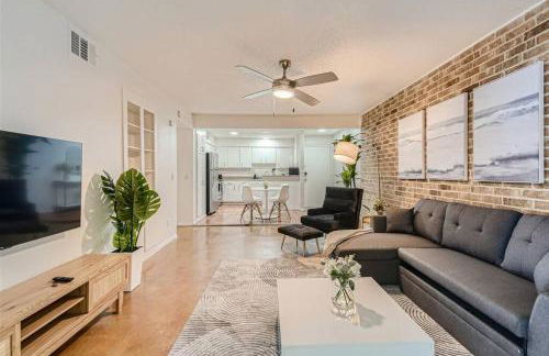 Walkable Dtwn 2B Getaway - Sleeps 5 - Pool, Prkg - Foto 1