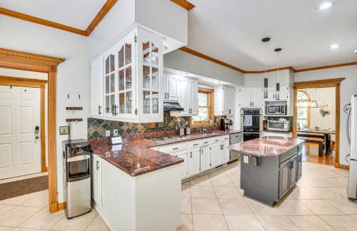 Huge Family Home with Pool - 13 Mi to Lake Michigan! - Foto 7