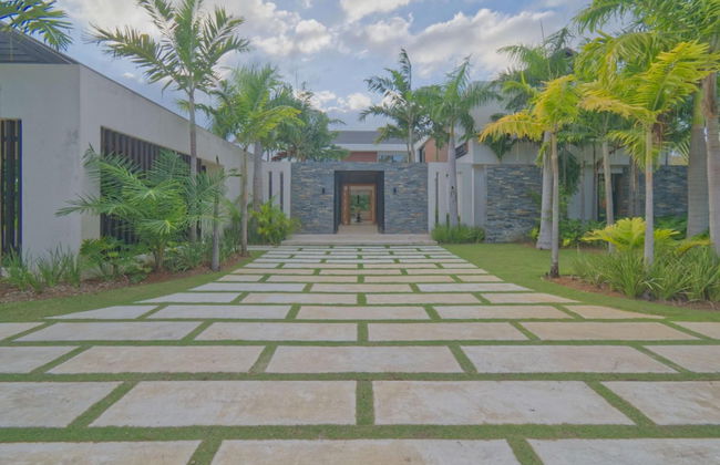 Modern Villa With Full Service Staff Close to Beach and Golf - Photo 2