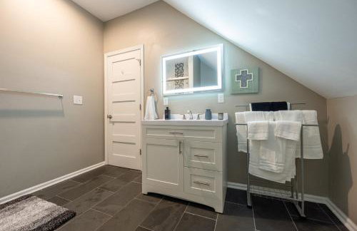 Near Downtown-2 En-Suites - Garage - Sleeps 9 - Foto 32