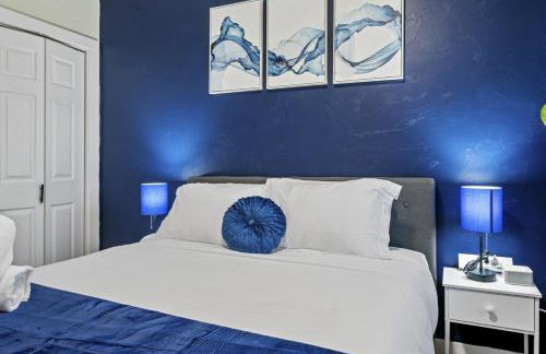 Upscale 2BR suite With Free Parking and Walkable Area - Foto 25