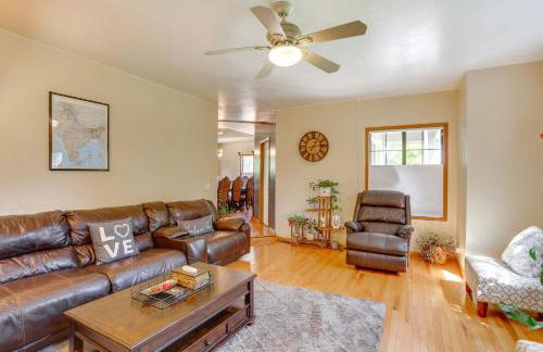 3 Mi to Sequoia Park Zoo Spacious Home with Sunroom - Foto 7