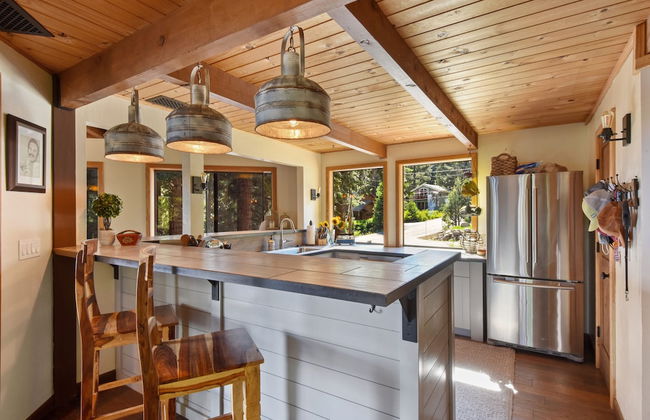 Snowshoe Cabin 3 Decks, BBQ & Hot Tub! - Foto 8