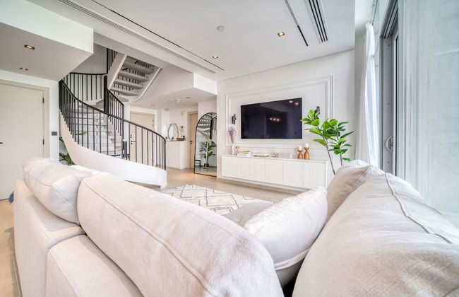 Luxe and Modern Duplex in Difc - Photo 49