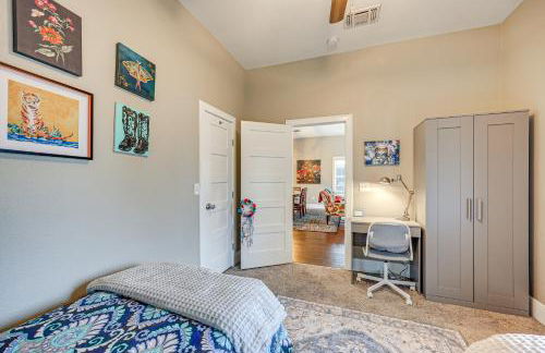 Artsy Bungalow with Yard in Dtwn San Antonio - Foto 18