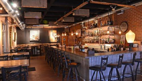 Step into School Spirit at the Golden Dome Getaway - Foto 5