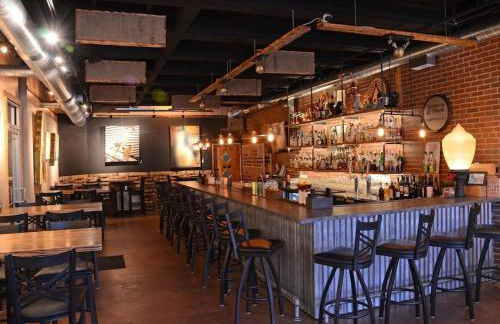 Step into School Spirit at the Golden Dome Getaway - Foto 5