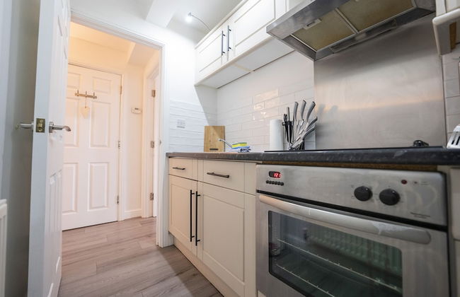 Modern Townhouse Apartment in Stratford Upon Avon With Wifi & Netflix - Photo 16