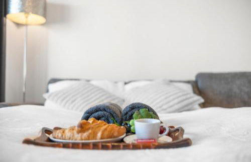 Two BDR Apt By Stay Aura Short Lets & Serviced Accommodation London With Free WiFi, Parking & 10 Min to Brentford Stadium - Foto 40