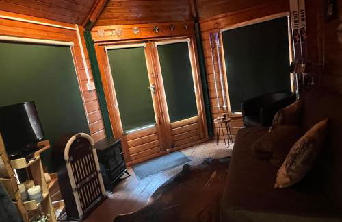 Romantic Swiss Cabin Hideaway & Hot Tub Spa Pool - Foto 45