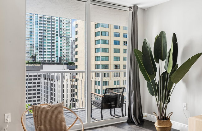 Luxurious 3BR Condo with Pool in Brickell - Photo 126