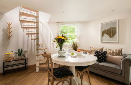 Honeycomb Treehouse in the Heart of Dorset - Photo 1