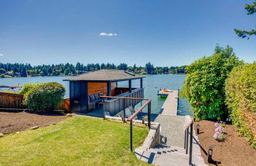 Waterfront Gem with Boat Dock and Lift in Lakewood! - Foto 1