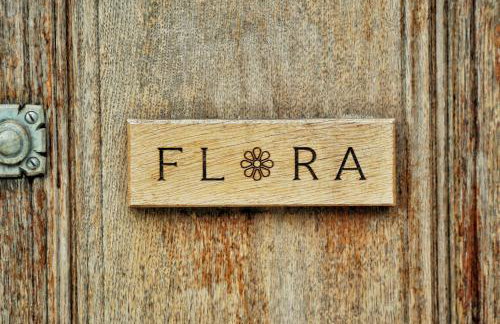 FLORA Luxury Retreat, Private Garden, Views & Hot Tub - Photo 27