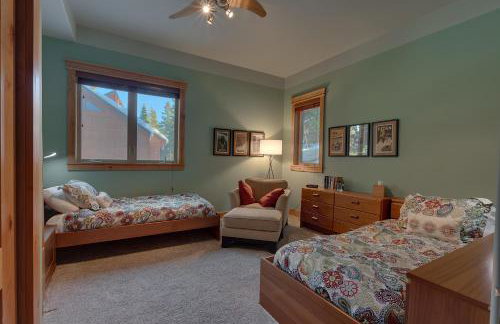 Skislope Manor - Spacious Tahoe Donner 4 BR with Gorgeous Home Theater and Hot Tub - Foto 22