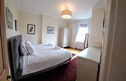 Stunning 3BD Victorian House in Bramhall Village - Photo 18