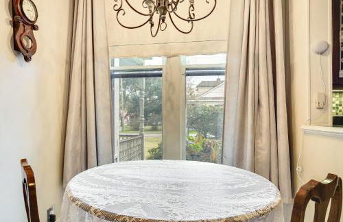 Historic Home with Fireplace and Porch Walkable Area! - Foto 12