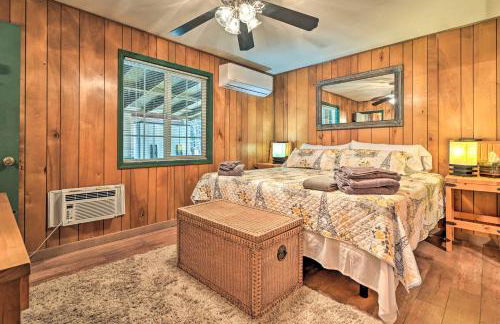 Near Hiking Trails Woodsy Pine Cabin with Fire Pit - Foto 10