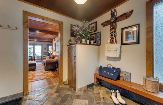 Lakefront Haven by Avantstay Minutes to Ski Resorts Private Dock - Photo 5