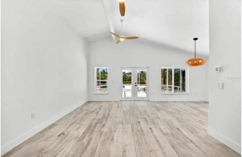 Blue Lagoon Hideaway 3BR Coastal Chic Retreat - Photo 27