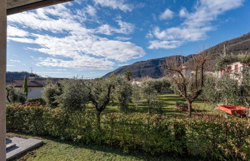 Fly House - Photo 17