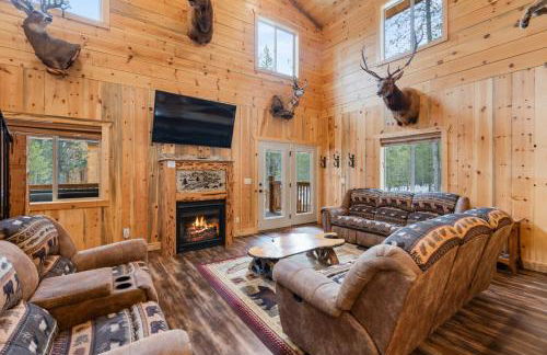 Rustic Retreat, Sleeps 20, Epic Game Room, Hot Tub, 20min to Yellowstone - Foto 25