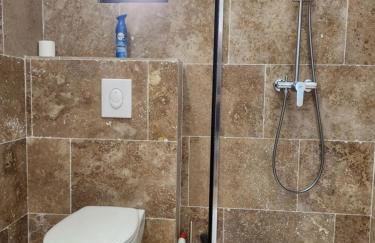 Maison "COSY" avec Parking Privé et Climatisation - Foto 6