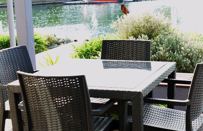 Captains Cove Resort - Waterfront Apartment - Photo 14