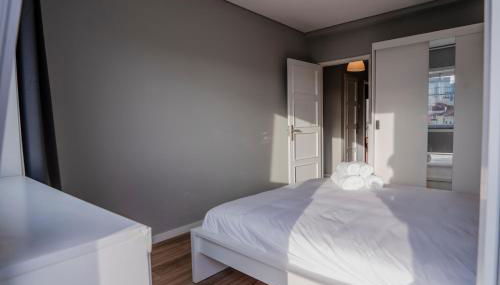 3BR Flat by Casa da Música, Central, Sleeps 6, 2D - Foto 5, towels, wardrobe