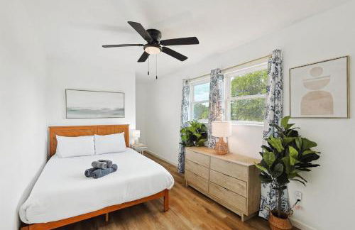 Tranquil Lakeside Escape 2 Bedrooms Patio Views - Photo 20