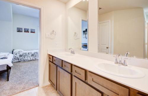 Meticulously-maintained 3-BR Townhouse w/ Backyard ~ Double-Story! - Foto 43