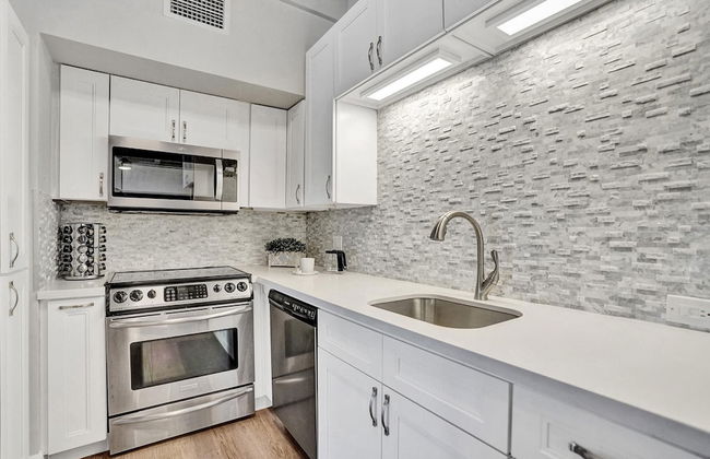 5BR with Heated Pool 5 min to Beach - Photo 17