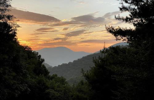 Romantic Getaway or Family Vacay with Mountain Views & Hot Tub - Foto 27