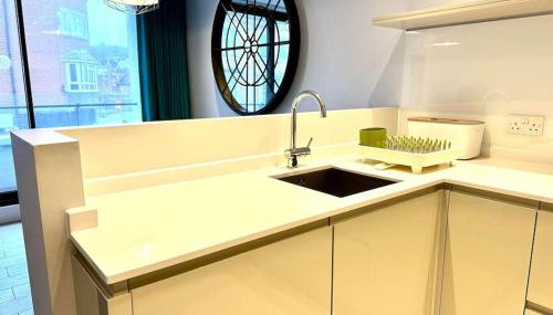 Super Modern New 2 Bedroom Apartment - Next to the Beach - Great Location - Fast WiFi - Smart TV - sleeps up to 4! Close to Purbeck, Corfe Castle, Sandbanks, Poole & Bournemouth - Foto 2