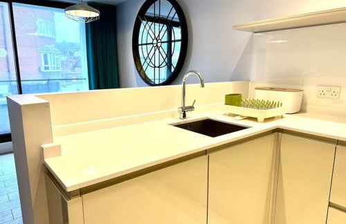 Super Modern New 2 Bedroom Apartment - Next to the Beach - Great Location - Fast WiFi - Smart TV - sleeps up to 4! Close to Purbeck, Corfe Castle, Sandbanks, Poole & Bournemouth - Foto 2