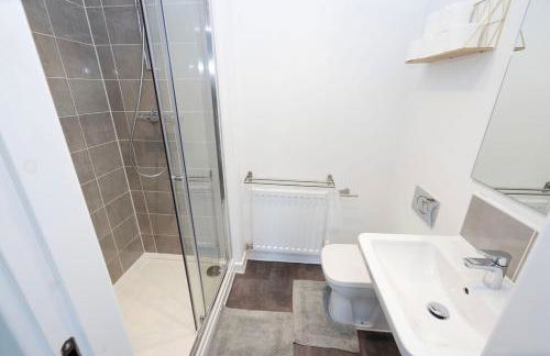 Stylish 3BR Home with Garden & Free Parking - Near O2 Academy & City Centre - Foto 21