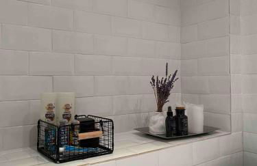 Entire Industrial Style Apartment With Free Parking & Wifi - Foto 16