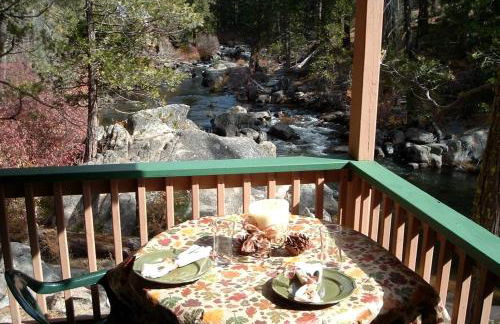 Spacious Riverfront Cabin Rental Perfect for Large Groups near Sonora, California - Foto 5