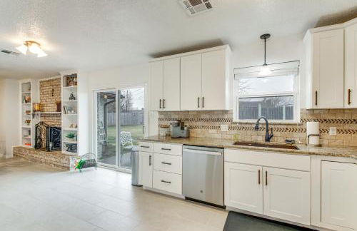 5 Mi to Museum of the Great Plains Home with Patio - Foto 9