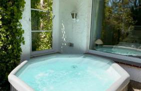 Beheizter Whirlpool und Panoramafenster vom Bett ins Grüne! - Foto 1