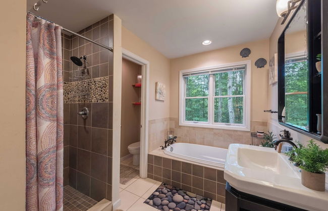 Bear Trail Chalet by Avantstay Retreat w/ Outdoor Living Deck & Fire Pit - Foto 26