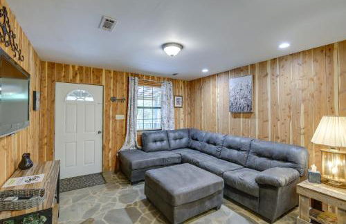 Riverfront Briceville Cabin with Patio and Fire Pit! - Foto 3