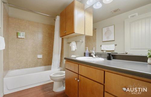 Dual Urban Oasis 8BR in Vibrant North Loop Hub - Foto 6