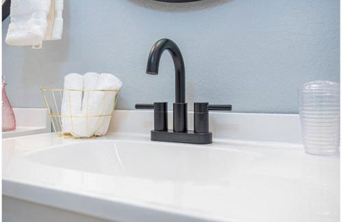 Spacious Delightful 4 BR/ 3 BA Close to Downtown - Foto 48