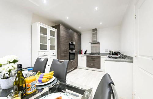 Swan's Place - Large 4bed home, Sleeps 9, Parking x2 & Games room - Foto 28